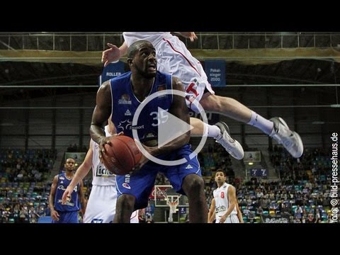 FRAPORT SKYLINERS Zachery Peacock mit der Energieleistung im Hessenderby gegen Gießen