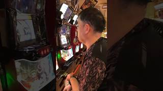 これだと良くわからないかもだけど隣のやつがスカスカの店内で爆音！！しかも耳栓してるの！腹立つ！！ #パチスロ