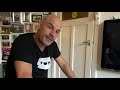 Dj David Vunk kijkt gespannen naar de persconferentie