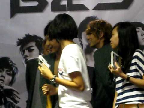 Doojoon KiKwang Hyunseung Sharing a Joke