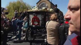 Hundreds turn out for Malcolm Mclaren&#39;s funeral
