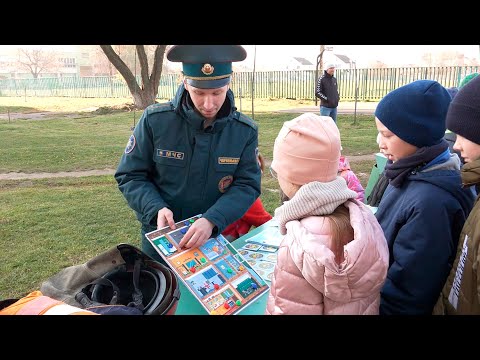 Волонтеры, инспекторы ГАИ и спасатели организовали праздник для детей видео
