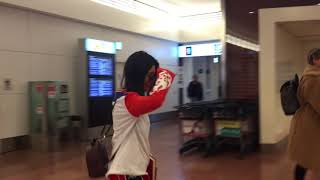 カーダシアン三姉妹が羽田空港に到着!