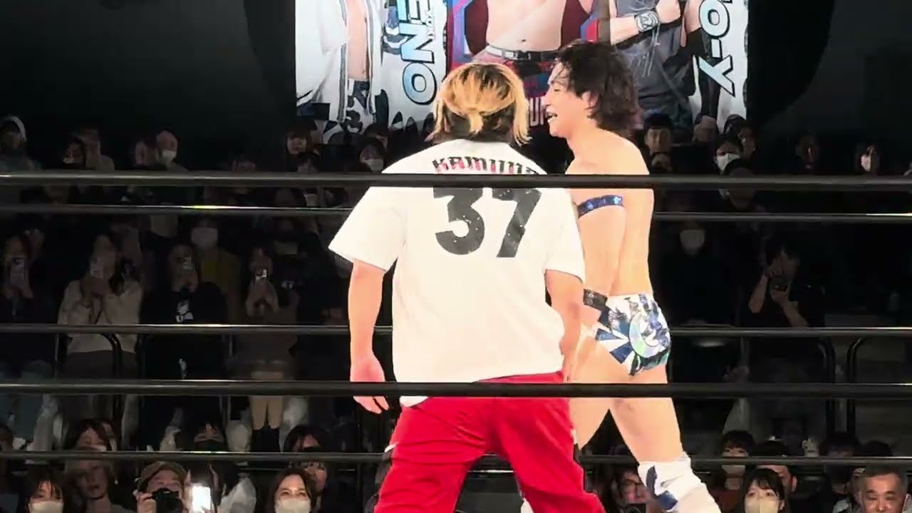 勝俣瞬馬がコーナーに振られるもトリッキーな動きで蹴り飛ばした上でミサイルキックを見舞っていくも上野勇希はカウント2で返す DDT「花より熱波5〜世界に一つだけのサウナ〜」2026年2月14日