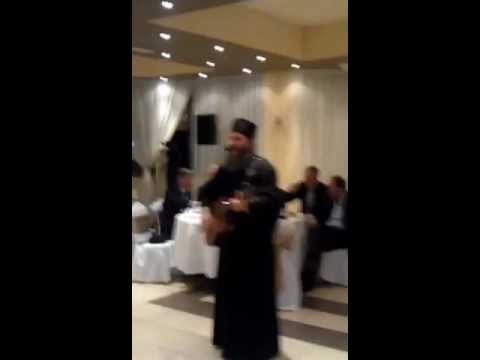 Владика Андреј свира "Црни лептир", Ју Група