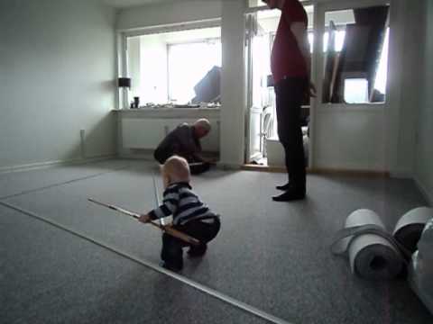 Lukas hjælper med gulvtæppet