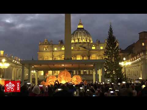 Pesebre y árbol de Navidad en la Plaza San Pedro