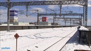 preview picture of video 'Railroad under heavy snow.Shinkansen - Kumagaya Station (near Tokyo)  雪に覆われた新幹線の線路・熊谷駅'