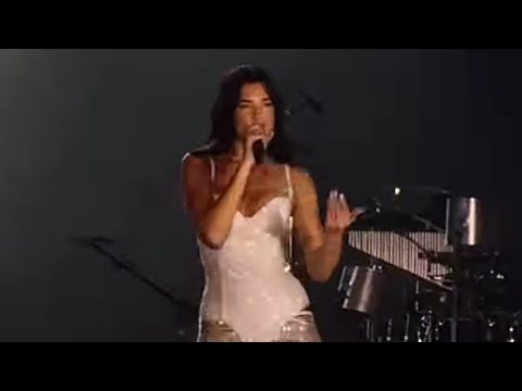 Dua Lipa performing the viral Levitating x Woh Ladki Jo Mashup at Mumbai concert!🔥 #dualipa #india