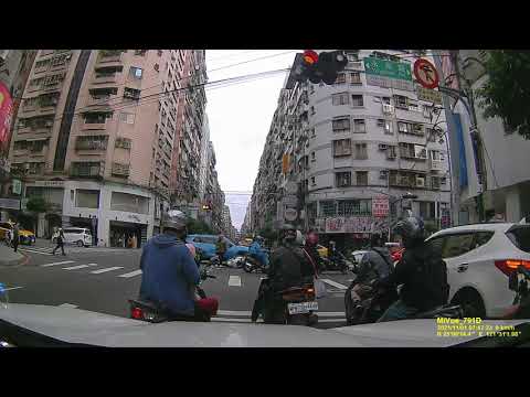 Acidente de carro na estrada Yonghe_Zhongzheng na estrada Yongzheng