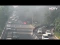 Delhi के पास बीच सड़क पर धू-धूकर जली Car, अंदर बैठे लोगों ने कूदकर बचाई जान - Video