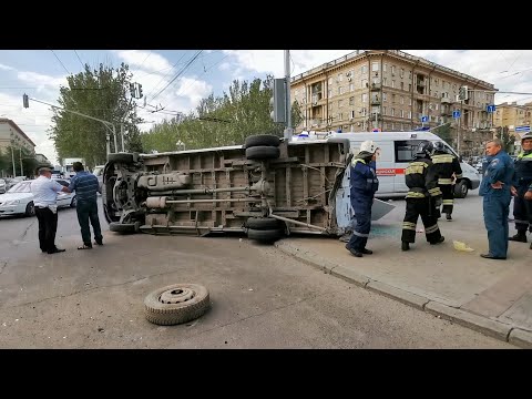 Кровь и осколки повсюду: в Волгограде на роковом перекрестке перевернулась маршрутка с пассажирами