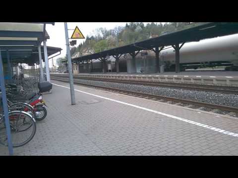 BR 185 mit gemischtem Güterzug fährt durch Kronach Hbf