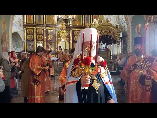 В Иркутске торжественно встретили Благодатный огонь из храма Гроба Господня в Иерусалиме