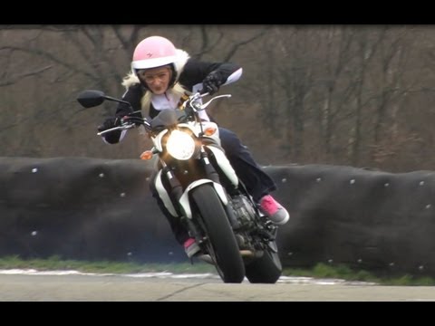 SUZUKI 650 GLADIUS, UNE MOTO DE GONZESSE? A CHICK MOTORCYCLE