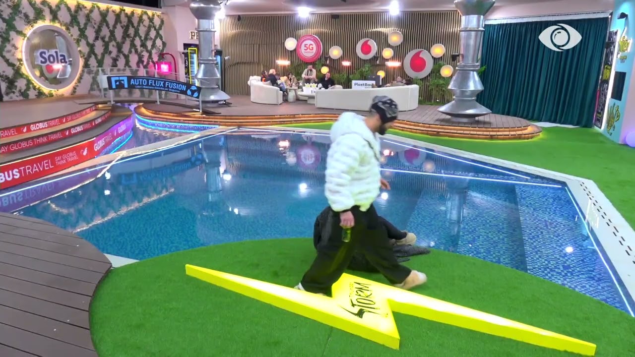 Valbona qëndron vetëm në oborr, Gjesti i shkon nga pas