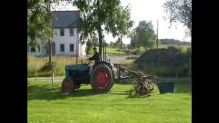 preview picture of video 'fordson dexta using haybob don o'neill's tractor'
