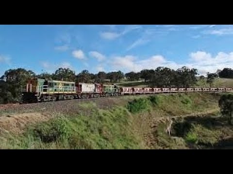 864+852+872 approach Welcha Rd, NSW with a track maintenance ballast train.