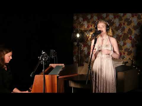 Hildur Höglind "Radion sjunger om dig" (live från Castor Pianobar)