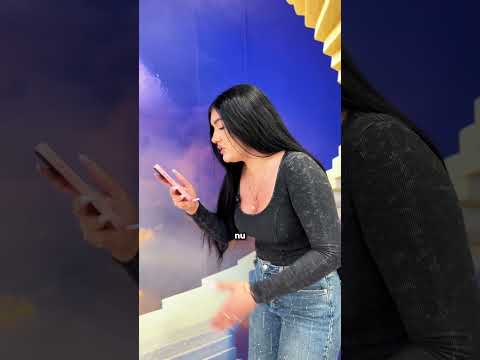 Ce face Andreea pe scari?