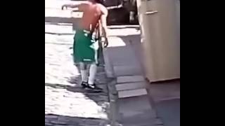 El video chistoso de un robo de un refrigerador en bicicleta.