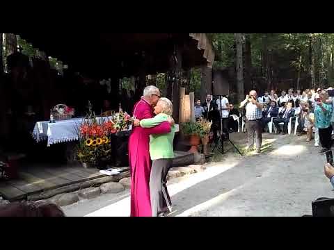 Biskup Antoni Długosz tańczy