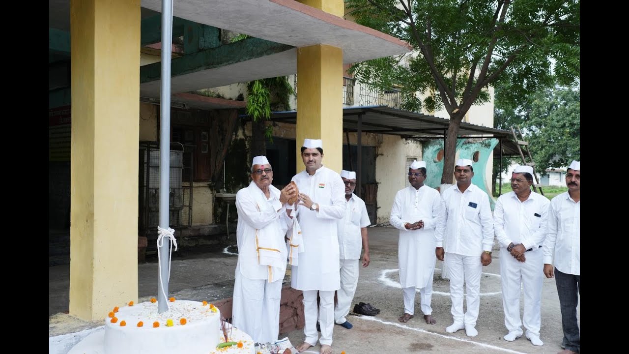 इतिहासात प्रथमताच कृषी उत्पन्न बाजार समितीत शेतकऱ्याने केले ध्वजारोहण, सभापती सचिन पाटील यांनी दिला शेतकऱ्याला मान