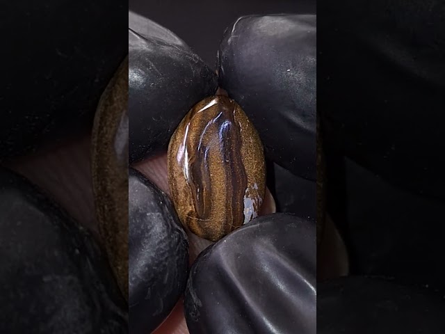 حجر بولدر اوبال أسترالي طبيعي حجم صغير