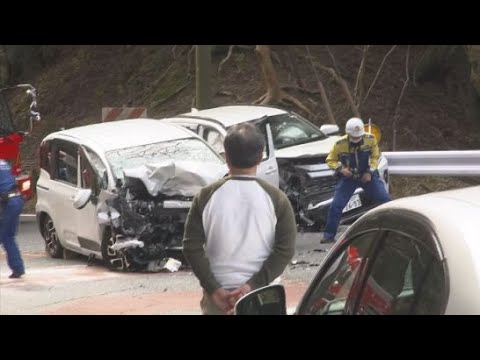 YouTube Video 静岡・河津町で乗用車２台がぶつかる事故　車に乗っていた４人がけが　現場を先頭に長い渋滞