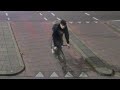 Hilversum: Man op racefiets gooit hamer door ruit politieauto