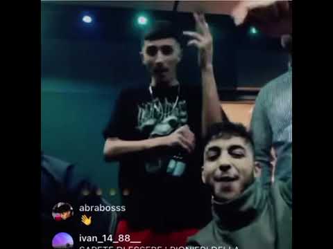 Sacky e BabyGang cantano in studio.