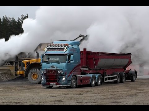 Volvo L150F Loading A Volvo FH13 540 6x4 With Asphalt