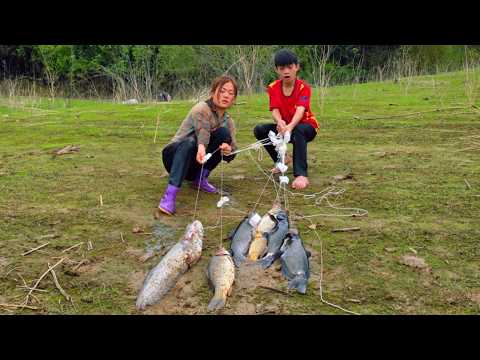 Fishing skills of the Bac sisters: Using a long rope combined with pork as bait to catch big fish.