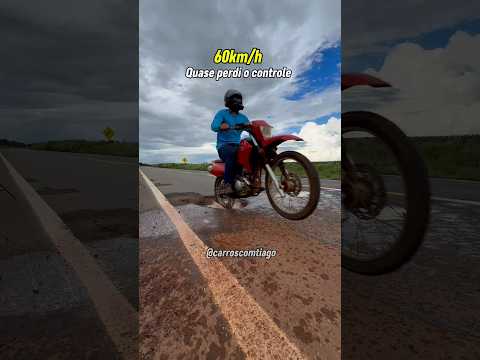 Como se comporta uma moto trail ao passar por um buraco grande ?