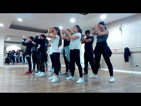 La  più   brava  maestra  di   danza  si chiama  Perla