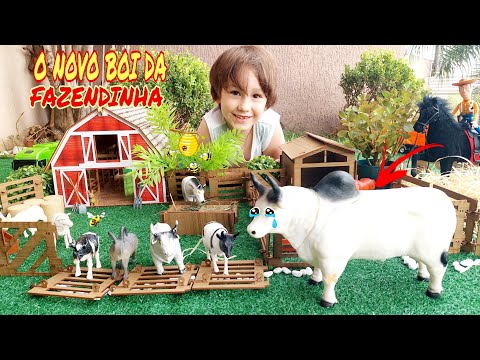 Fazendinha de brinquedo do Felipe Canopf - Novo boi e o atacate das abelhas ao cavalo | Toy Cow Farm