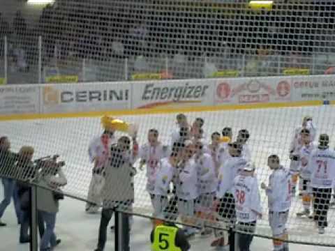 HC Chaux-de-Fonds - Lausanne HC (HCC - LHC) 27.03.09 Joueurs avec coupe