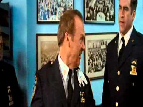 I poliziotti di riserva - Rissa silenziosa al funerale.wmv