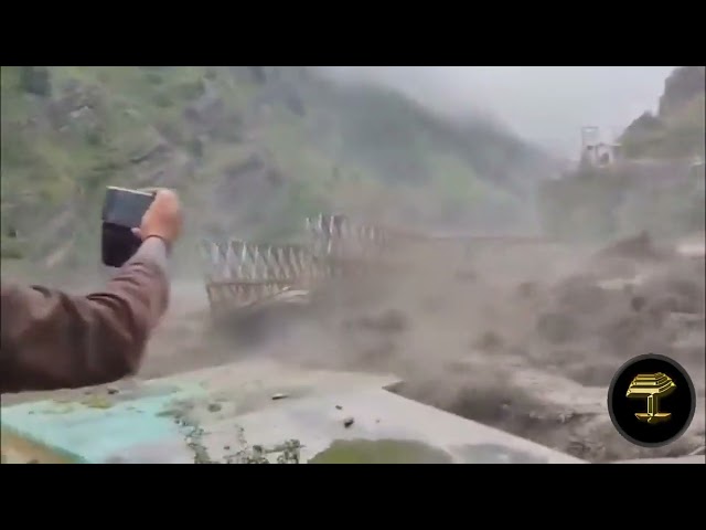 Torrente de lodo y agua destroza un puente de metal como si fuera un juguete