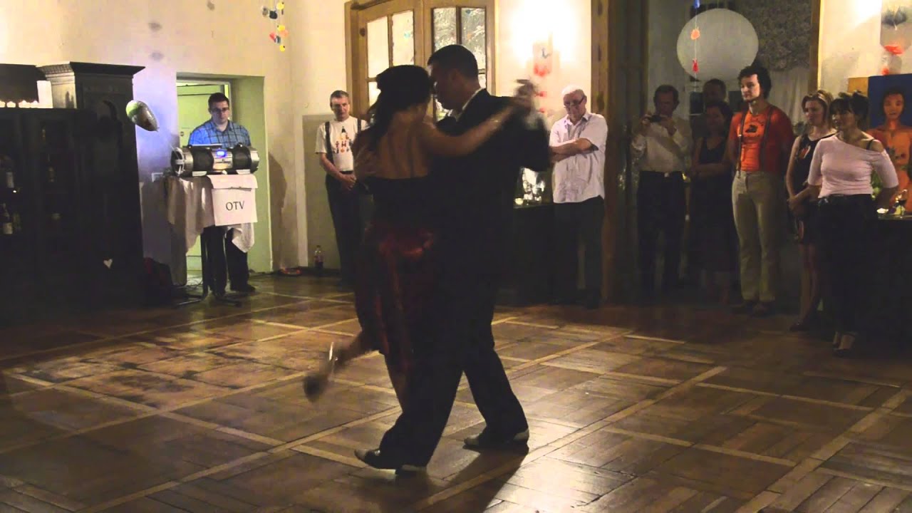 Damian Thompson  and Magdalena Myszka, "Esta Noche De Luna."