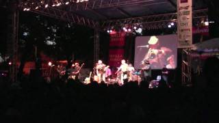 Brave Combo ~ The Beer Barrel Polka