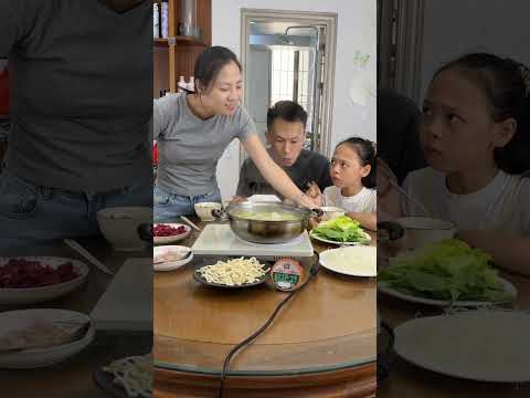 Mom suspected we put something in the hot pot and got scared away！