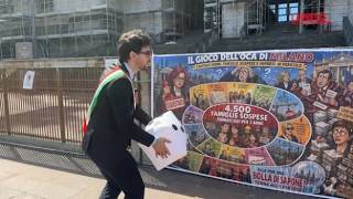 Milano, flash mob delle «Famiglie sospese» davanti al Palazzo di Giustizia: simulato il «gioco de...