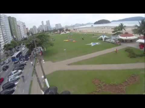 Pouso de paraglider entre postes em São Vicente.
