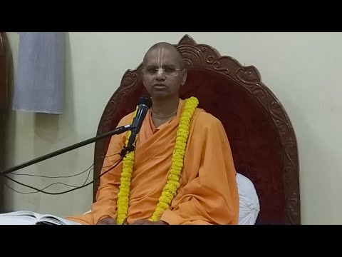 H.H. Bhakti Prem Swami Maharaj giving evening class.