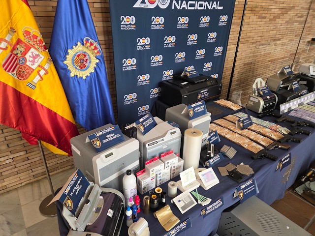 Desarticulan una organización dedicada a fabricar permisos de conducir falsos del Reino Unido