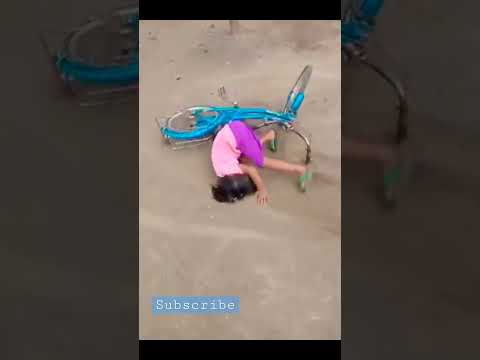 anak kecil jatuh dari sepeda (lucu)