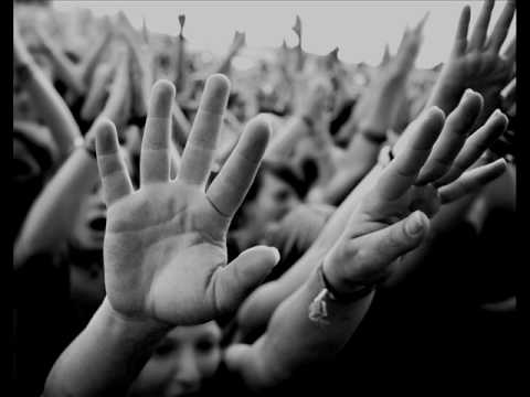 Hase - Sam pośród lalek