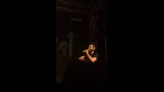 Agoney le pide un beso a Mimi y a Nerea y le da un beso a Raoul en la mejilla Carrefest 2018 7-7-18