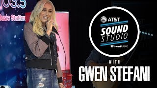 Gwen Stefani Performs &#39;You Make It Feel Like Christmas&#39; &amp; &#39;Feliz Navidad&#39; LIVE (Acoustic)